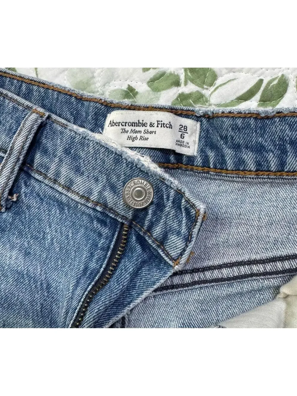 ABERCROMBIE & FITCH - High Rise Mom Shorts Distressed Frayed Denim - Size 6